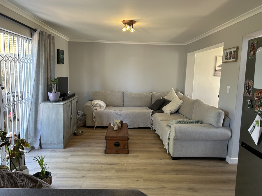 2 Bedroom Property for Sale in Uitzicht Western Cape